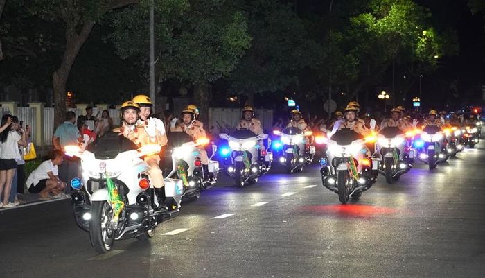  Nối tiếp đoàn diễu hành là lực lượng mô tô dẫn đoàn di chuyển qua khu vực trung tâm TP. Huế