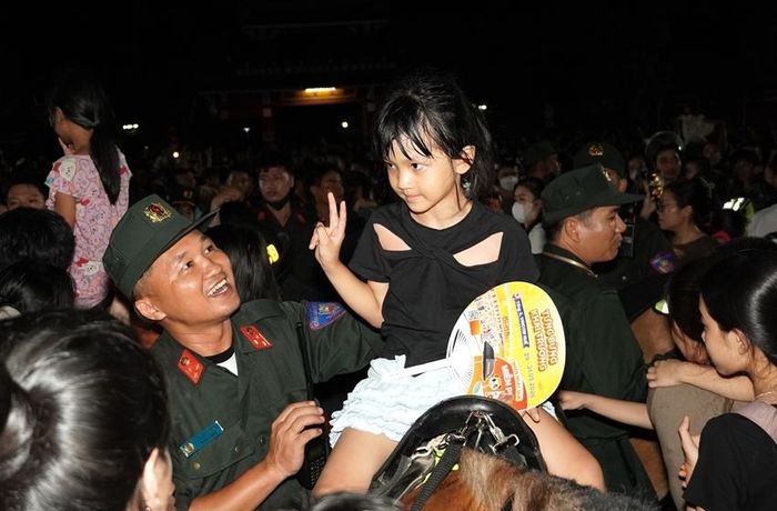 Những chú ngựa của Đoàn Cảnh sát cơ động Kỵ binh thu hút sự tò mò, thích thú của các em nhỏ