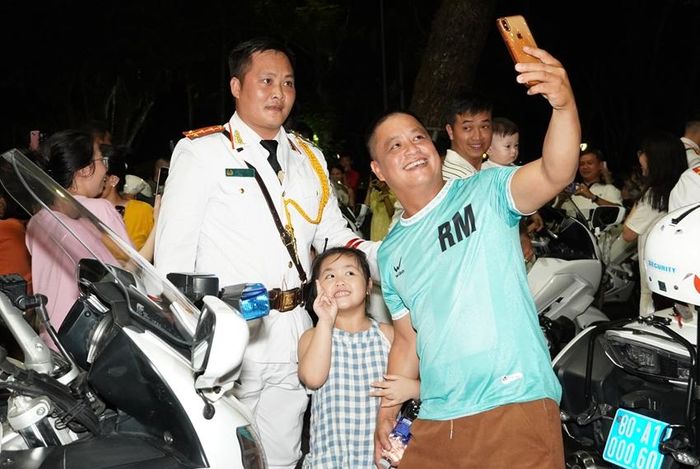  Cán bộ, chiến sĩ và người dân cùng selfie lưu niệm