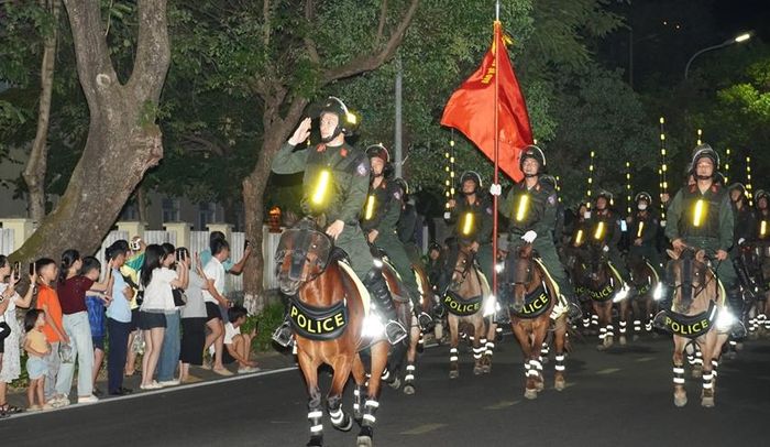 Đoàn Cảnh sát cơ động Kỵ binh dẫn đầu đoàn diễu hành qua tuyến đường Lê Lợi