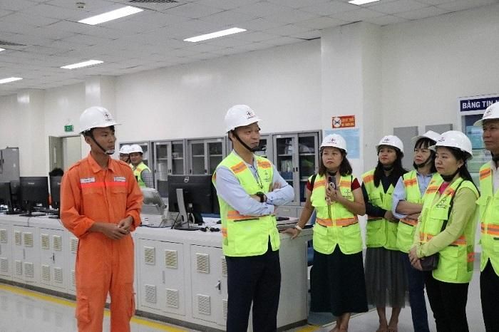  Đoàn giảng viên, học viên của Học viện Chính trị khu vực II đến nghiên cứu khảo sát thực tế tại Nhà máy Nhiệt điện Vĩnh Tân.