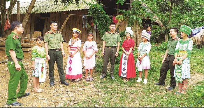 Lực lượng Công an tỉnh tuyên truyền, vận động đồng bào DTTS chấp hành tốt chủ trương, đường lối của Đảng, chính sách, pháp luật của Nhà nước, đoàn kết nội bộ, phát triển kinh tế bền vững. (ảnh: tuyenquang.gov.vn)