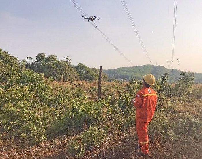 Kiểm tra đường dây khoảng cột 3071-3072 ĐDK 500kV Đắk Nông - Cầu Bông bằng flycam