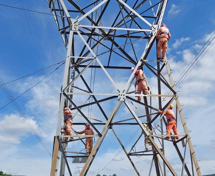 Sơn cột 3041 đường dây 500kV Đắk Nông - Cầu Bông