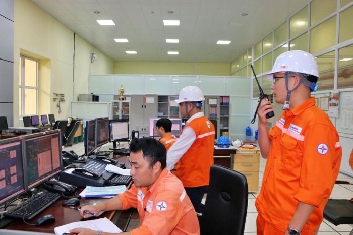 Lực lượng vận hành Thủy điện Trung Sơn diễn tập kỹ năng phối hợp chặt chẽ với đội xung kích, phòng chuyên môn và chính quyền địa phương thực hiện công tác ứng phó theo cấp độ tại buổi diễn tập.
