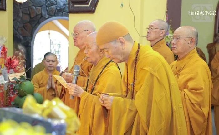 Chư tôn Trưởng lão dâng hương tưởng niệm