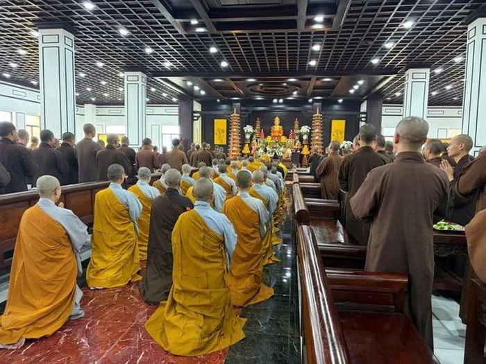 Tăng Ni sinh Học viện Phật giáo VN tại Hà Nội thành kính tưởng niệm