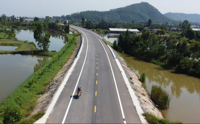 Trong đó, đoạn tuyến Nga Sơn - Hoằng Hóa, dài 23,7km với tổng mức đầu tư 2.242 tỷ đồng theo hình thức đầu tư công. Nguồn vốn từ ngân sách Trung ương 1.100 tỷ đồng còn lại ngân sách tỉnh và các nguồn huy động hợp pháp khác 1.142 tỷ đồng. Dự án đã khởi công tháng 12/2021, dự kiến hoàn thành tháng 8/2026.