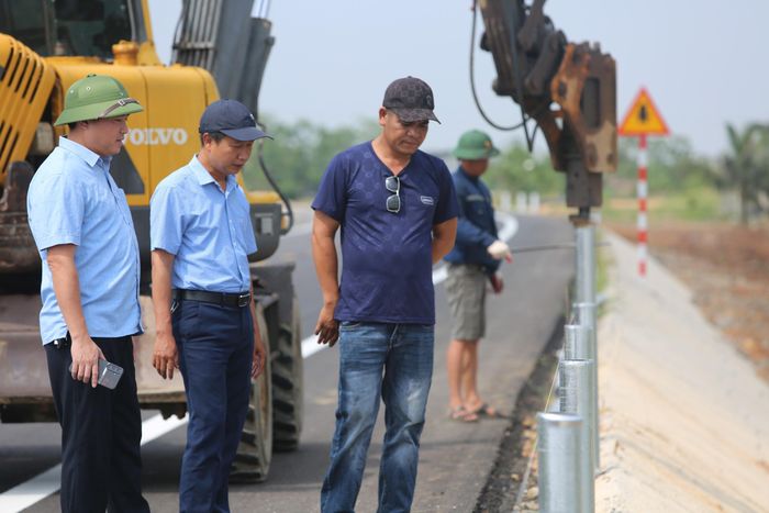 Ông Phạm Văn Lực, Phó trưởng phòng điều hành dự án 3 (Ban Quản lý dự án đầu tư công trình giao thông Thanh Hóa) cho biết, đối với gói thầu số 6 đã cơ bản hoàn thiện, còn lại gói thầu số 5 thì sau một thời gian chờ lún thì nhà thầu đang dỡ tải, lu lèn lại nền đường và tiến hành rải cấp phối đá dăm, thảm nhựa đường.