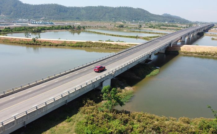Cầu Lạch Trường gồm 30 nhịp, bằng dầm Super T và đúc hẫng. Trong đó, 1 liên dầm hộp 3 nhịp liên tục và 27 nhịp dẫn giản đơn Super T bằng bê tông cốt thép dự ứng lực.