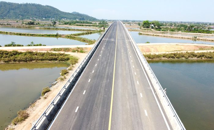 Điểm nhấn của dự án đường Nga Sơn - Hoằng Hóa là cầu Lạch Trường - hạng mục thuộc gói thầu xây lắp số 6 có chiều dài 1.321m là cây cầu vượt cạn, vượt sông dài nhất tại Thanh Hóa do địa phương xây dựng tính đến thời điểm hiện tại.