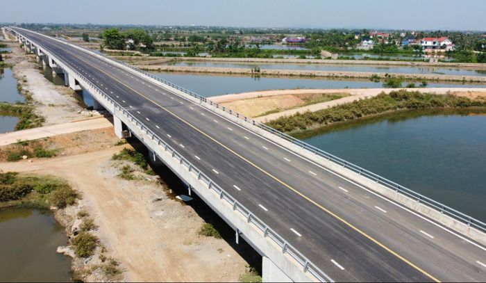 Để thi công cây cầu Lạch Trường, chủ đầu tư và các nhà thầu đã phải giải phóng đền bù 10 đầm nuôi tôm của người dân với tổng diện tích đất để xây dựng là 3ha.