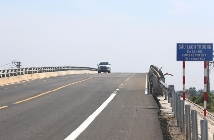 Theo thiết kế, phần đường được đầu tư xây dựng mới 23,723km đạt tiêu chuẩn đường cấp III đồng bằng (theo TCVN 4054: 2005) có vận tốc thiết kế 80km/h. Trên tuyến có 3 cầu lớn gồm: Cầu Lạch Sung, cầu Nam Khê, cầu Lạch Trường và 1 cầu nhỏ (cầu Mỹ Liên).