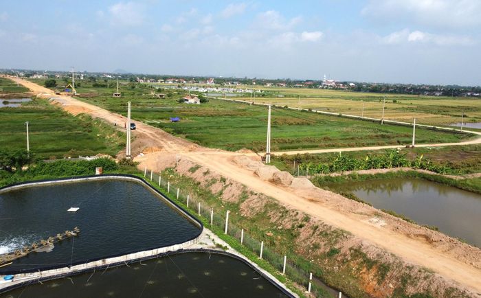 Theo ông Lực, gói thầu số 5 có tổng chiều dài 7,6km, hiện nay đã thảm được 3km, còn lại 4,6km phải xử lý nền đất yếu, chờ lún.