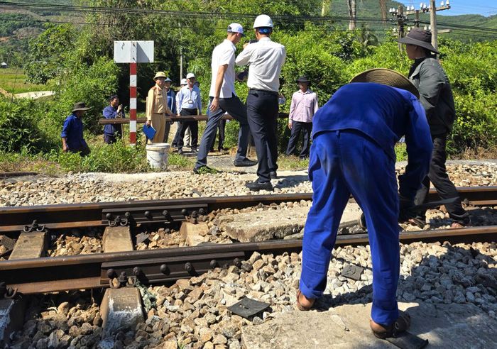 Đại diện Công ty Cổ phần đường sắt Bình Trị Thiên cho biết, thời gian tới đơn vị sẽ tiếp tục tăng cường phối hợp với các cấp chính quyền địa phương đẩy mạnh công tác tuyên truyền, kiểm tra và xử lý vi phạm hành lang an toàn giao thông đường sắt.