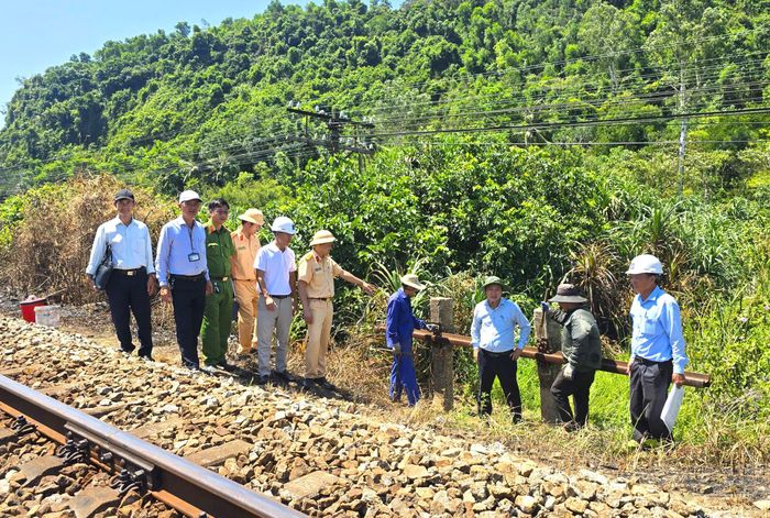 Qua đó, giải thích rõ những nguy cơ mất an toàn khi tự ý mở lối đi qua đường sắt và hướng dẫn người dân sử dụng các đường ngang hợp pháp để bảo đảm an toàn.