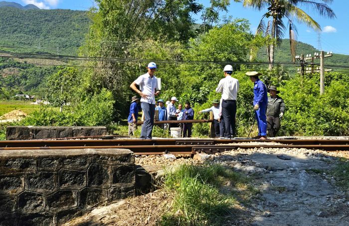 Trong quá trình triển khai, lực lượng cán bộ, công nhân viên của công ty đã tổ chức lắp đặt rào chắn kiên cố nhằm ngăn chặn tình trạng tái phát sinh lối đi tự mở.