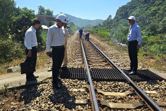 Đồng thời, duy trì thường xuyên việc rào đóng, ngăn ngừa tái phát sinh lối đi tự mở, góp phần bảo đảm an toàn tuyệt đối cho hoạt động chạy tàu trên tuyến.
