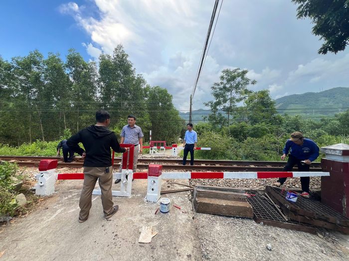 Việc xóa bỏ các lối đi tự mở, đặc biệt là ở các khu vực đông dân cư, sẽ giúp giảm thiểu rủi ro và bảo vệ tính mạng, tài sản của người dân.