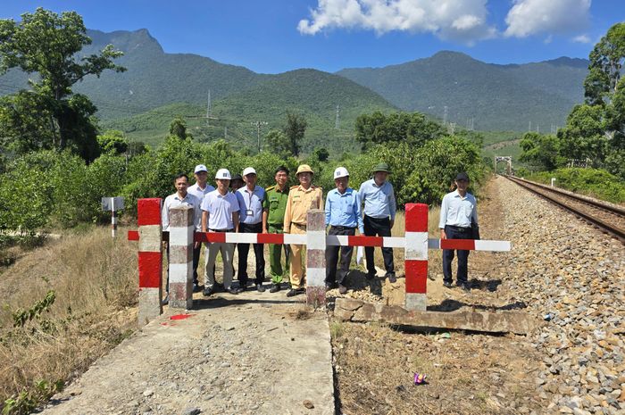 Trước đó, Công ty Cổ phần đường sắt Bình Trị Thiên phối hợp với các lực lượng chức năng TP Huế tổ chức đóng 3 lối đi tự mở tại Km 670+510 thuộc phường Phong Thái và Km 682+920 thuộc phường Hương An và tại Km 723+450 đoạn qua xã Lộc An nhằm ngăn chặn tình trạng tái phát sinh lối đi tự mở.