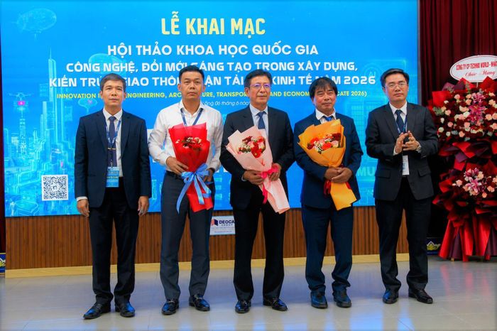 Lãnh đạo Trường Đại học Xây dựng Miền Trung tăng hoa các thành viên điều hành các phiên hội thảo.