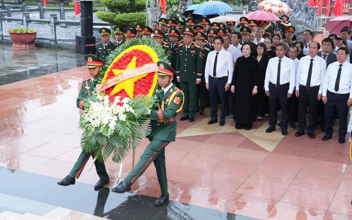 Đoàn công tác gồm lãnh đạo Chính phủ, bộ ngành và tỉnh Quảng Ngãi dâng hoa các anh hùng liệt sỹ.