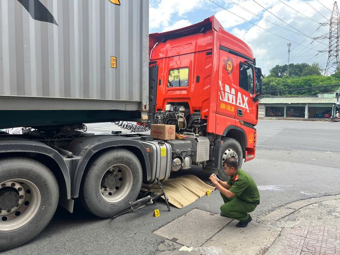 Lực lượng chức năng xử lý hiện trường.