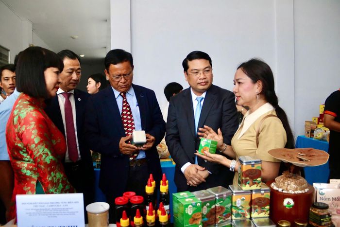 Các đại biểu tham quan gian hàng hàng đặc sản tại Hội nghị.