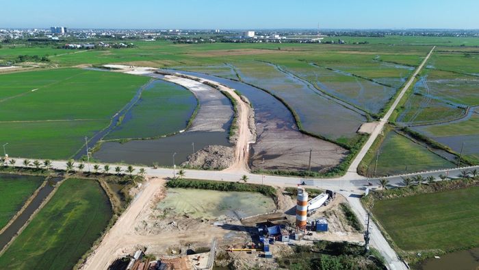 Theo ghi nhận của phóng viên Báo Xây dựng dọc tuyến đường Tố Hữu nối dài đi sân bay Phú Bài chỉ một vài công nhân làm việc trên công trường, thiết bị máy móc không hoạt động.