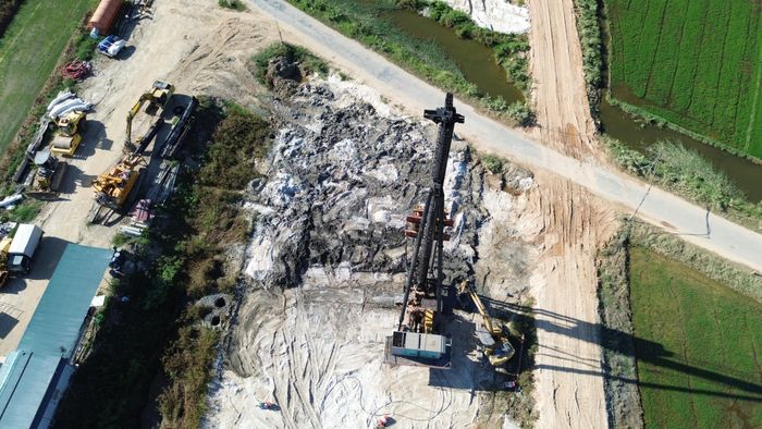 Dọc đầu tuyến gói thầu 21 nhà thầu đang thi công dầm cầu dở dang, một số đoạn đường được đắp cát trắng… rồi ngừng thi công, công trường vắng bóng xe ô tô chở vật liệu ra vào. Tại một số đoạn nhà thầu đang thi công cọc khoan nhồi và một số cầu trên tuyến…