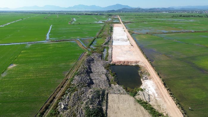 Đại diện Công ty Cổ phần Tập đoàn Đồng Tâm cho biết, dự án chậm tiến độ do nhiều nguyên nhân, trong đó từ tháng 3 và 4/2026, giá nguyên vật liệu biến động, đặc biệt các đơn vị cung cấp vật liệu tạm dừng để chờ ổn định giá làm ảnh hưởng tiến độ của nhà thầu. Qua đó, nhà thầu đã có tờ trình gửi UBND thành phố, chủ đầu tư xem xét để đơn vị tiếp tục thi công, đảm bảo tiến độ đề ra.