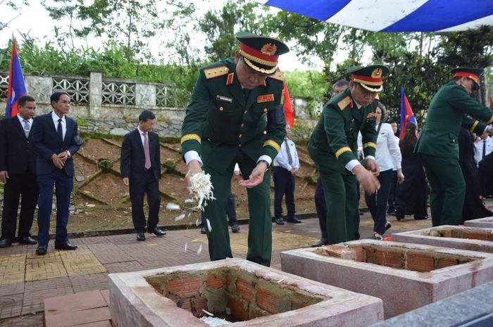 Thượng tướng Nguyễn Trường Thắng, Ủy viên Thường vụ Quân ủy Trung ương, Thứ trưởng Bộ Quốc phòng tiễn đưa các AHLS về nơi an nghỉ cuối cùng.