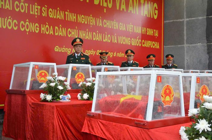 Trong không khí trang nghiêm và thành kính, lãnh đạo Chính phủ, Tỉnh ủy Quảng Ngãi, Bộ Quốc phòng đã tổ chức lễ truy điệu các AHLS tại nghĩa trang Ngọc Hồi, xã Bờ Y.