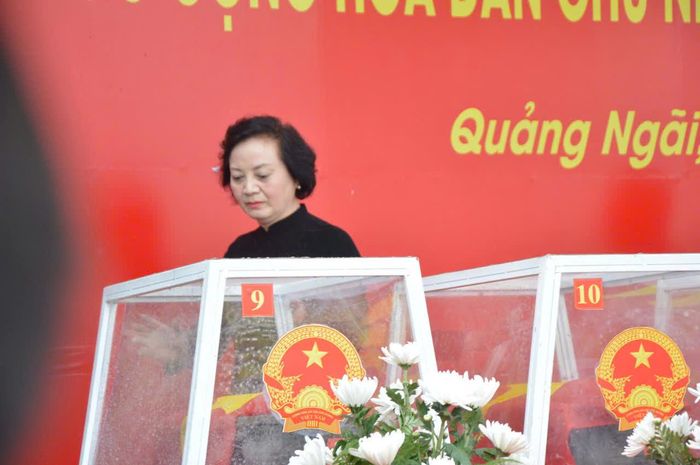 Phó Thủ tướng Phạm Thị Thanh Trà viếng các AHLS được quàn tại nhà truyền thống ở Nghĩa trang liệt sỹ Ngọc Hồi.