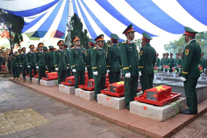 Trong niềm xúc động và biết ơn sâu sắc các liệt sỹ đã hy sinh vì sự nghiệp giải phóng dân tộc và nhiệm vụ quốc tế cao cả chính quyền, nhân dân và LLVT tỉnh Quảng Ngãi tiễn đưa hài cốt các liệt sỹ về với đất Mẹ vĩnh hằng.