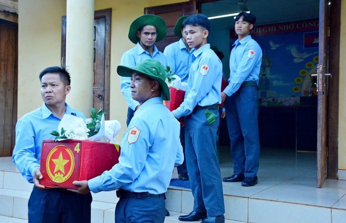 Trong đó, quá trình tìm kiếm, quy tập tại 3 tỉnh phía Nam nước bạn Lào, lực lượng chức năng đã tìm thấy, cất bốc 10 hài cốt liệt sỹ, tại Campuchia cất bốc được 6 hài cốt liệt sỹ.