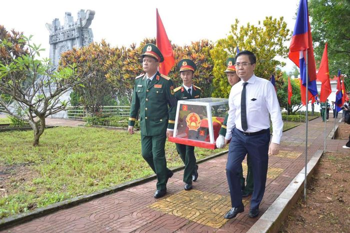 Ông Nguyễn Hoàng Giang, Chủ tịch UBND tỉnh Quảng Ngãi cùng Thượng tướng Nguyễn Trường Thắng, Thứ trưởng Bộ Quốc phòng đưa các AHLS đến nơi an nghỉ cuối cùng tại nghĩa trang liệt sỹ Ngọc Hồi.
