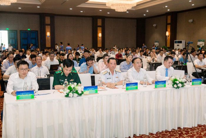 Các đại biểu đại diện các bộ, ngành Trung ương, cùng lãnh đạo 21 tỉnh, thành phố có biển, cùng các chuyên gia, nhà khoa học, hiệp hội ngành nghề, doanh nghiệp tham gia hội thảo.