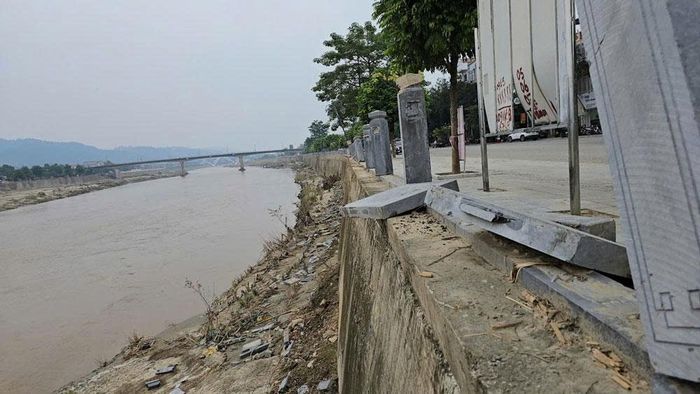 Sau bão số 3 năm 2024, hệ thống lan can, vỉa hè và cây xanh thuộc dự án cải tạo cảnh quan 2 bên bờ sông Hồng bị hư hỏng nặng, qua đó lộ nhiều bất thường, sai phạm.