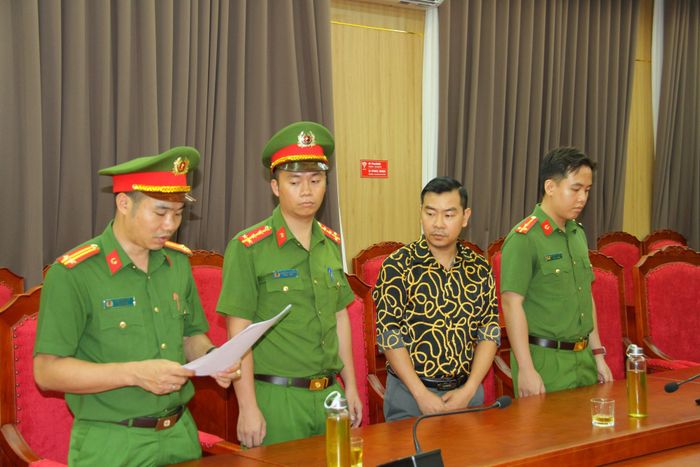 Thi hành lệnh bắt bị can để tạm giam đối với Nguyễn Đức Giang. Ảnh: Thanh Tuấn