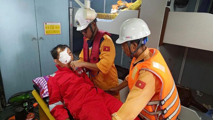 Bệnh nhân được sơ cứu y tế trên tàu SAR 273 rồi đưa về bờ tiếp tục điều trị chuyên sâu.