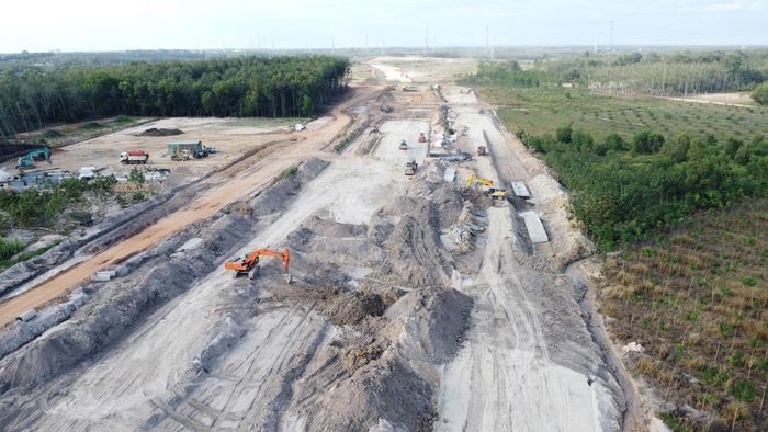 Xe máy thiết bị được huy động thi công nhanh các hạng mục.