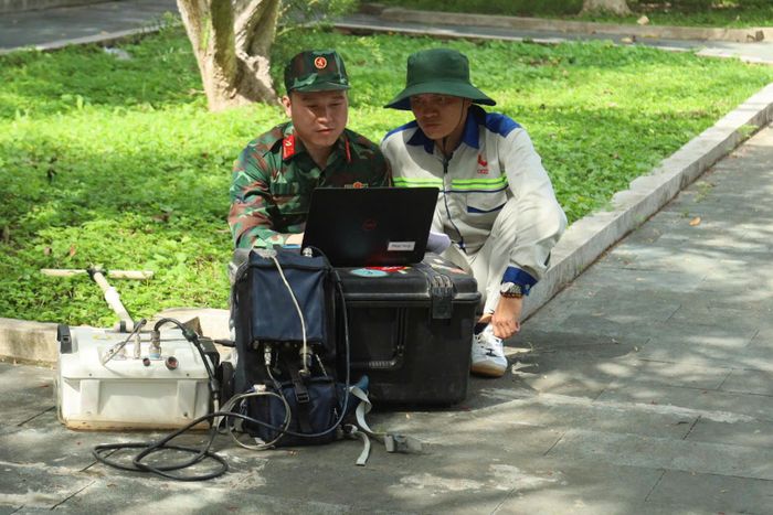 Lực lượng tham gia tìm kiếm xem dữ liệu từ ra đa xuyên ngầm báo về máy tính để xác định kết quả từ đó phân tích, đánh giá trước khi tổ chức đào đường để tìm kiếm.