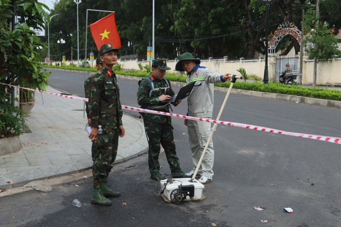 Dọc theo các tuyến đường nhánh dẫn vào đoạn tuyến đường Trường Chinh, khu vực xác định có hài cốt các liệt sĩ được lực lượng chức năng giăng dây rào chắn để tổ chức tìm kiếm, quy tập.