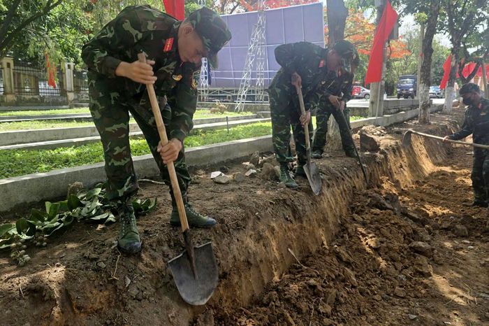 Một số khu vực vỉa hè đường Trường Chinh được lực lượng cán bộ Đội K53, Bộ CHQS tỉnh Quảng Ngãi xới lên tìm kiếm.
