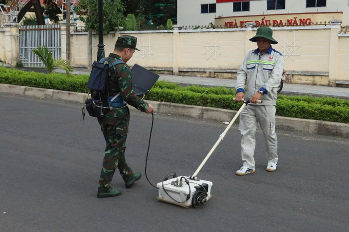 Phân đoạn 2 dự kiến triển khai sau tại các khu vực có điều kiện thi công phức tạp hơn, gồm rãnh mộ phía bắc đường Trường Chinh từ giao lộ Trương Đăng Quế đến giao lộ Đinh Công Tráng và rãnh mộ phía nam dài khoảng 125m từ giao lộ Trương Đăng Quế đến giao lộ Lê Hồng Phong.