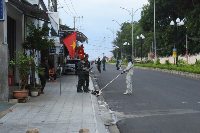 Tại các vị trí này, lực lượng chức năng sẽ sử dụng thiết bị radar xuyên đất (GPR) để khảo sát, kết hợp máy xúc bóc tách lớp đất bề mặt. Khi phát hiện dấu hiệu sinh học hoặc di vật, lực lượng công binh cùng Đội K53 sẽ trực tiếp đào thủ công, sàng lọc kỹ lưỡng để bảo đảm chính xác.