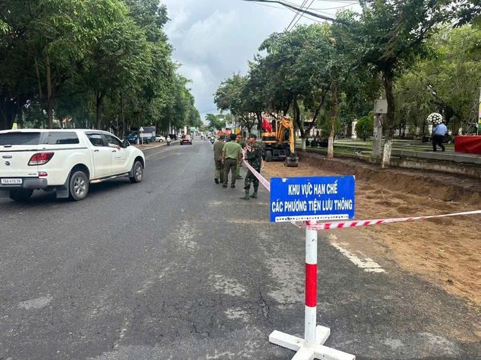 Để phục vụ công tác tìm kiếm, quy tập hài cốt liệt sĩ, lực lượng chức năng đã đóng một số đoạn đường, hạn chế xe cộ lưu thông.