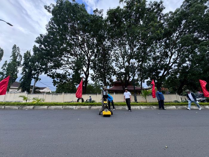 Khu vực tìm kiếm nằm dọc đường Trường Chinh, thuộc phường Đăk Cấm và phường Kon Tum, được chia thành 2 phân đoạn. Trong đó, phân đoạn 1 sẽ triển khai trước tại khu đất trống rộng khoảng 30x30m ở góc đông bắc khuôn viên Nghĩa trang Liệt sĩ phường Đăk Cấm và dọc đường Trường Chinh, đoạn từ số nhà 206 đến số nhà 282.