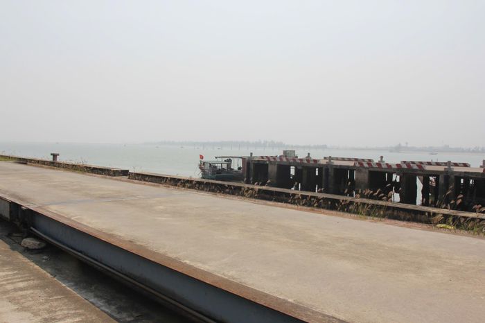 Khu vực cầu cảng của cảng cá Cửa Hội thưa thớt cập bến.